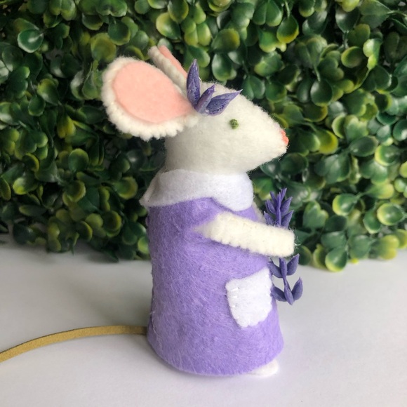 Felt mouse Art Doll wearing a  Purple Lilac dress holding Lavender hand-sewn - Picture 6 of 9
